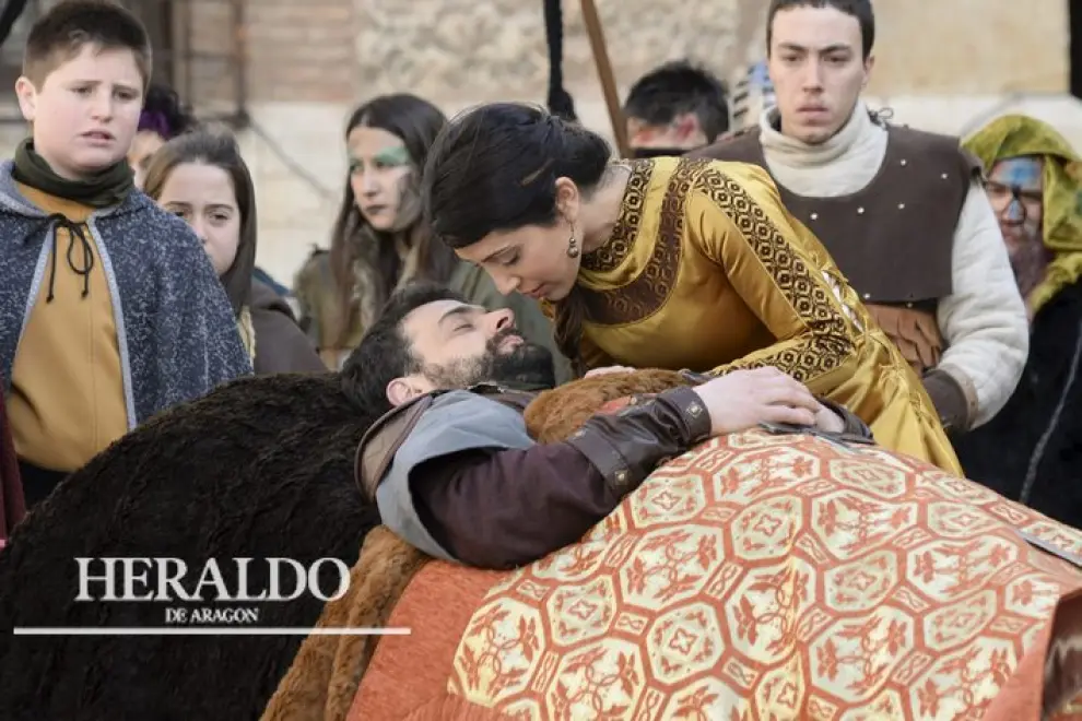 Fiesta de los Amantes de Teruel el 22 de febrero. Isabel de Segura entrega a Diego de Marcilla, ya fallecido, el beso negado en vida.