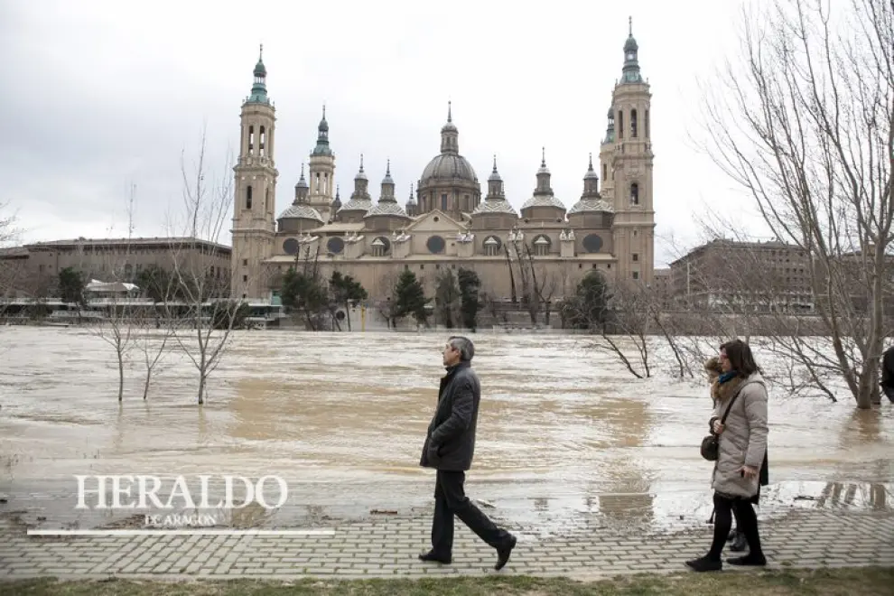 Crecida del Ebro a su paso por Zaragoza. El río Ebro, imponente junto a la Basílica del Pilar el 28 de febrero.