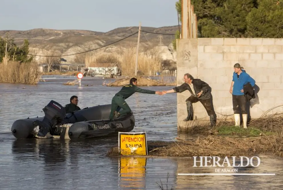 Desalojos en Monzalbarba por la riada del río Ebro. Un equipo especial del Grupo Especial de Actividades Subacuáticas de la Guardia Civil auxiliaba a unos vecinos de Monzalbarba, el 1 de marzo por la mañana.