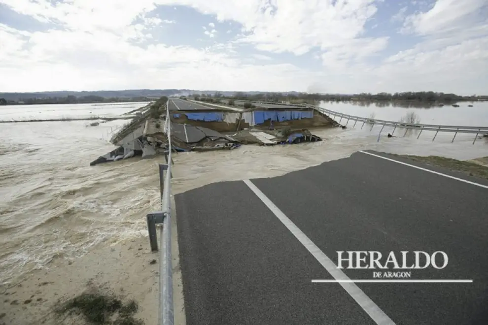 Destrozos en la ARA-1 causados por la riada del Ebro. Un tramo de 50 metros de la autopista autonómica se hundió en la madrugada del 2 de marzo.