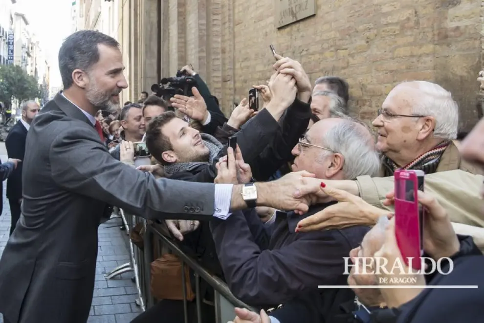 El 10 de marzo de 2015 el rey Felipe VI inauguró, junto a la reina, la muestra del Museo Goya colección Ibercaja (antiguo Museo Camón Aznar). En la imagen, un joven aprovecha para fotografiarse con el rey Felipe VI a la salida del museo.