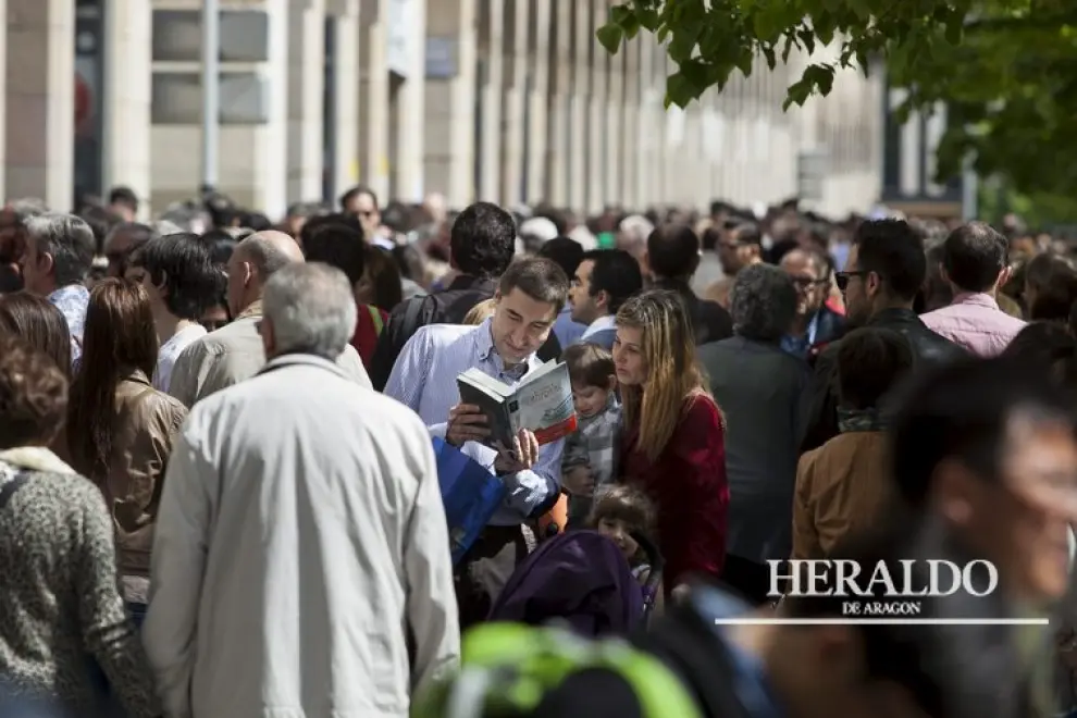 Festividad de San Jorge en Zaragoza, Día de Aragón. Miles de zaragozanos llenaron el paseo de la Independencia prácticamente desde la apertura al público de los puestos del Día del Libro.