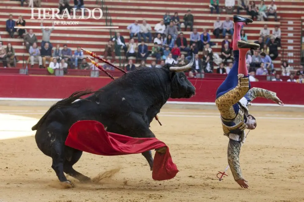 Cogida de Alberto Álvarez en la corrida de toros de la feria de San Jorge en la plaza de la Misericordia de Zaragoza el 23 de abril.