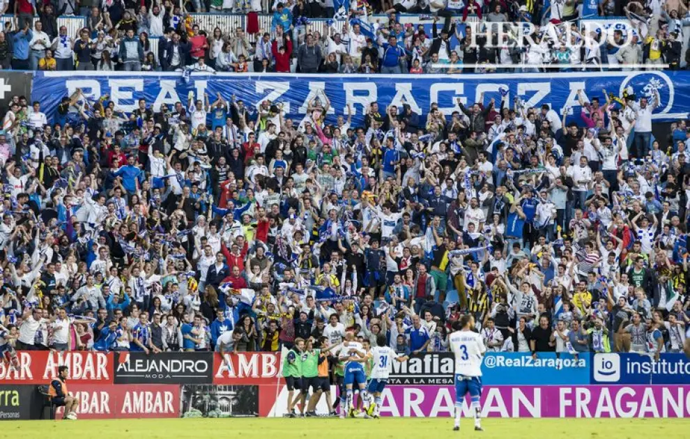 Los jugadores y la afición del Real Zaragoza celebran la victoria, en la fase de ascenso a Primera División, del partido Real Zaragoza 3 - Las Palmas 1, el 17 de junio.