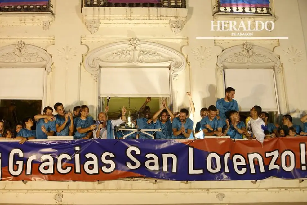 Los jugadores de la SD Huesca celebran su ascenso a Segunda División agradeciendo, desde el balcón del Casino, el apoyo de la afición que llenó la plaza de Navarra de Huesca, el 28 de junio.
