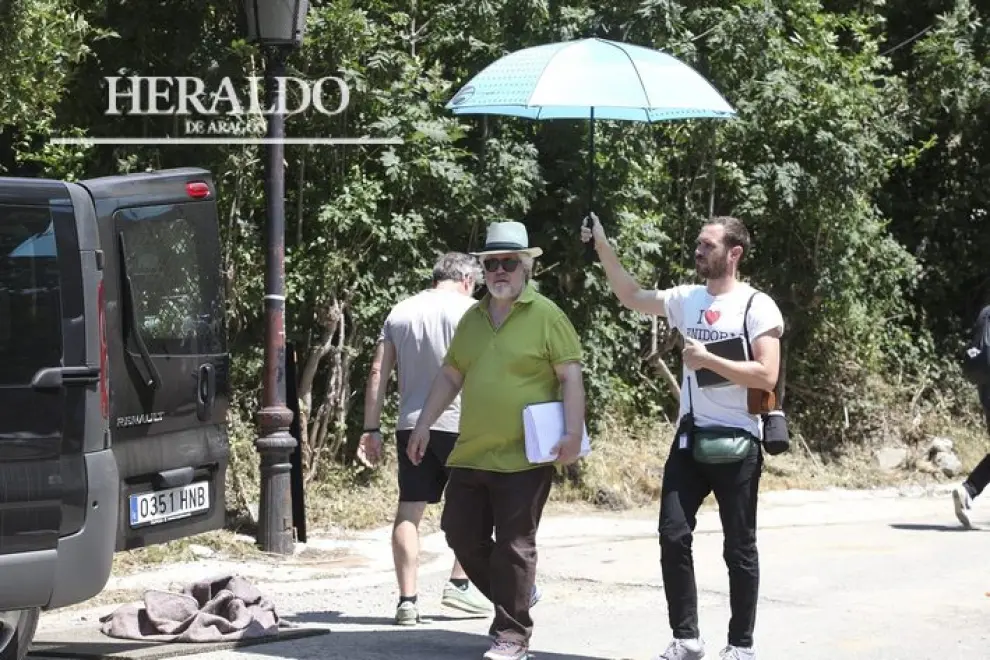 Un asistente protege del sol al director manchego Pedro Almodóvar durante el rodaje de una escena de su última película 'Silencio' en Panticosa.