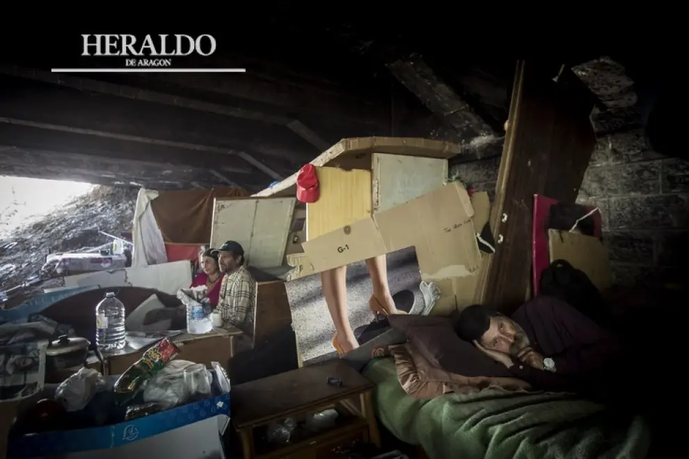 Una familia rumana que vive debajo del puente de los gitanos de Zaragoza.