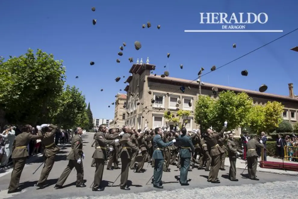 Graduación de Oficiales del Ejército de tierra y Guardia Civil en la Academia General Militar de Zaragoza el 9 de julio. Los nuevos tenientes y alféreces lanzan sus gorras al final del desfile de graduación, entre los aplausos de los asistentes.