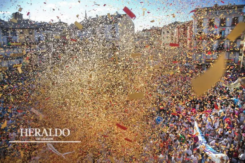 Chupinazo de las fiestas de Calatayud. Los bilbilitanos estallaron de emoción tras el chupinazo que daba inicio a las fiestas el 13 de agosto.