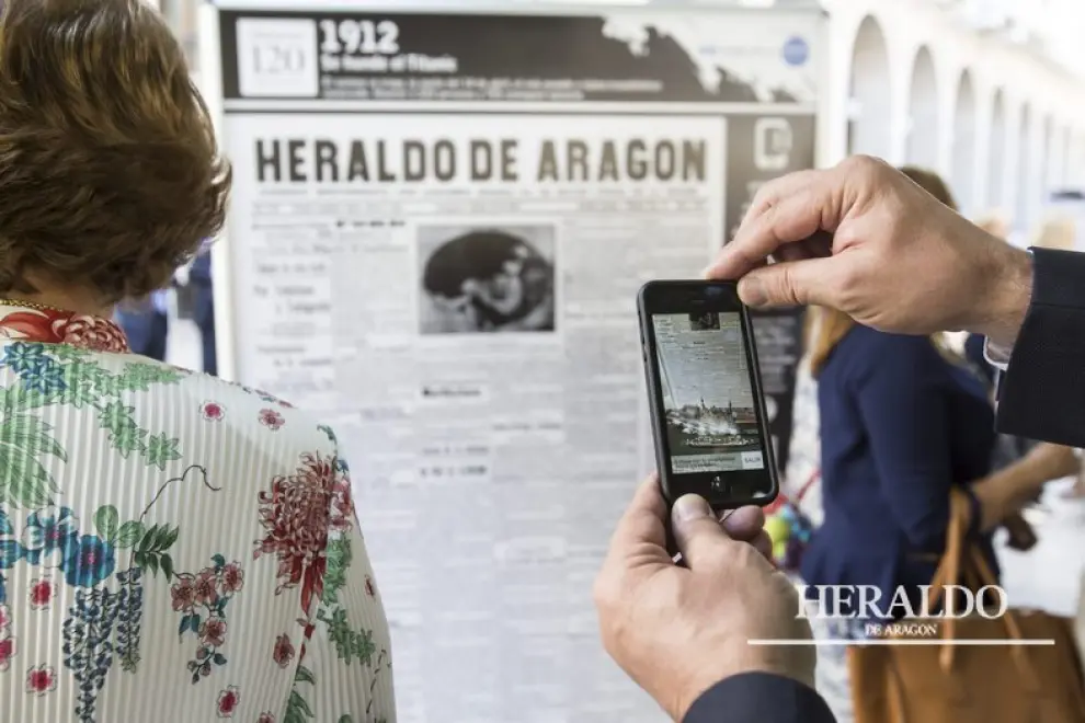 Inauguración de la exposición de las 120 portadas más emblemáticas de HERALDO DE ARAGÓN, el 14 de septiembre, en el paseo de la Independencia de Zaragoza, para celebrar su 120 aniversario. En la imagen, un móvil con la aplicación de 'Heraldo Realidad Aumentada', elaborada por la empresa Litofinter.