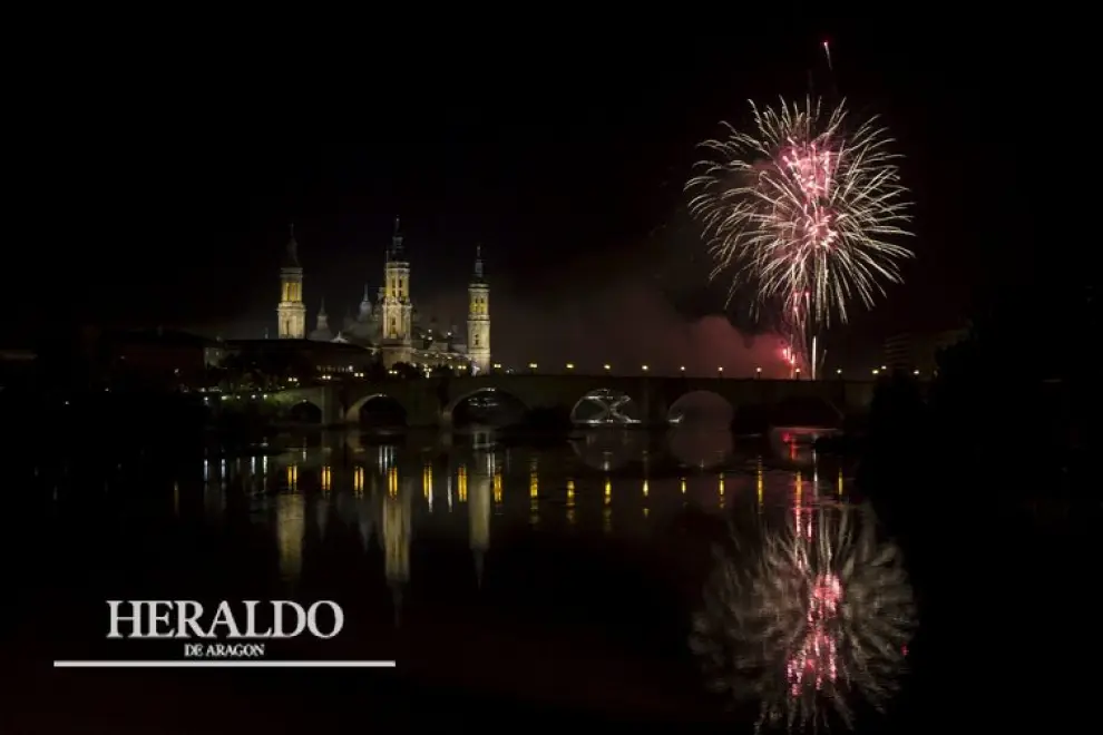 Traca fin de fiestas en Zaragoza. En la imagen, la basílica del Pilar y los fuegos artificiales reflejados en el río Ebro.