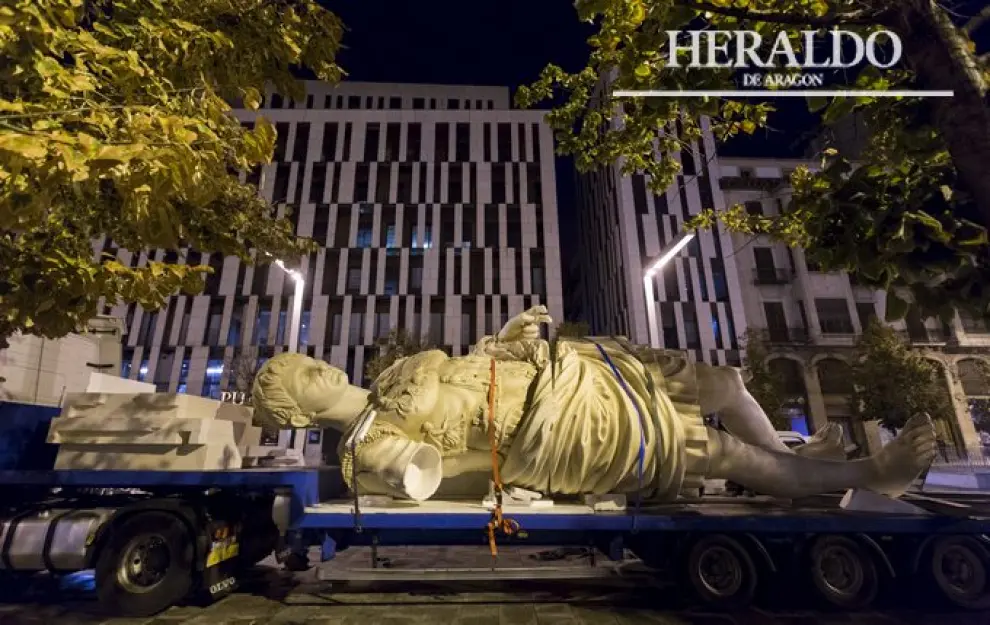 Descarga de la escultura de César Augusto, de 10 metros de altura, en la plaza de España de Zaragoza, para instalarla en Puerta Cinegia.