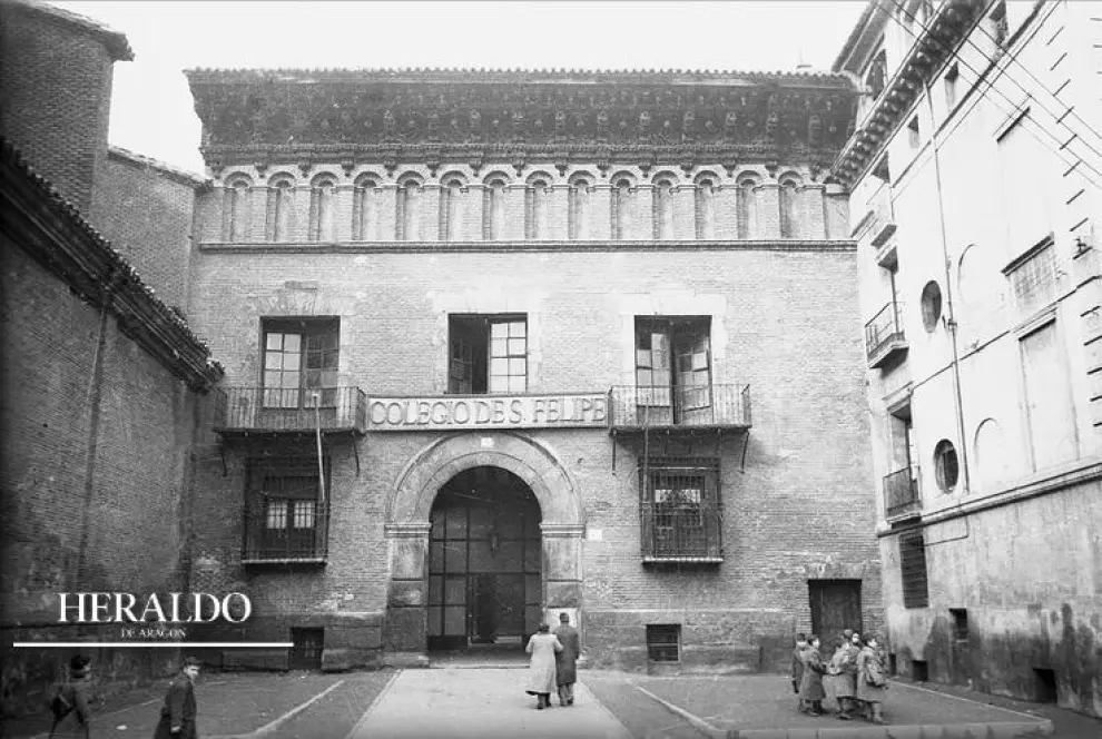 Fachada del colegio San Felipe en los años 50, en el palacio de Argillo en la plaza de San Felipe, en Zaragoza. Actualmente alberga el museo Pablo Gargallo.