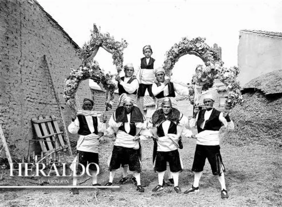 Danzantes de Tauste en 1911