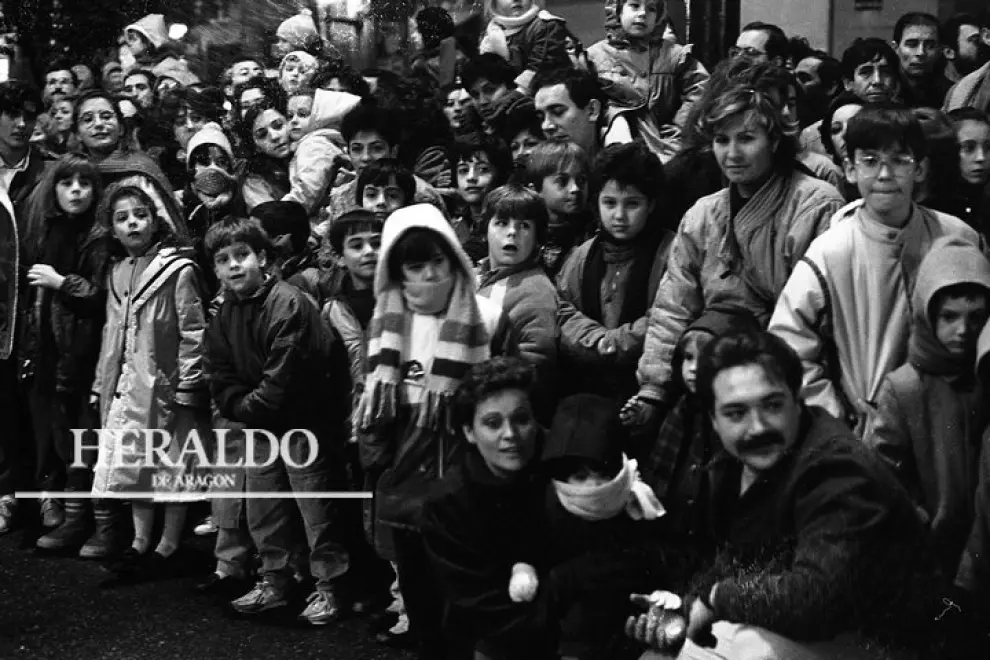 Niños esperando la llegada de la cabalgata de los Reyes Magos el 5 de enero de 1986 en Zaragoza.