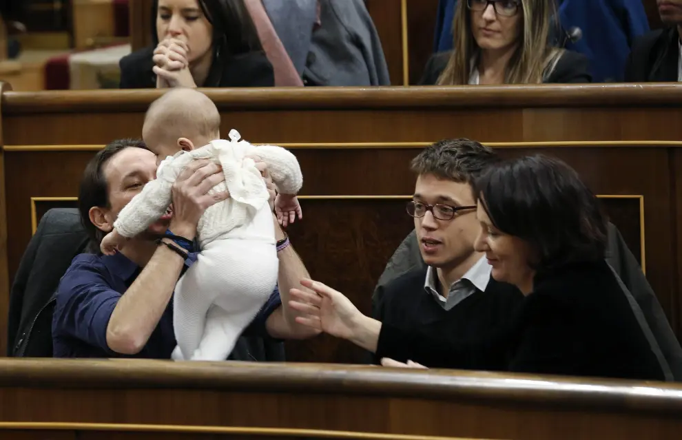 El líder de Podemos, Pablo Iglesias, con el bebé de Carolina Bescansa, diputada de su formación