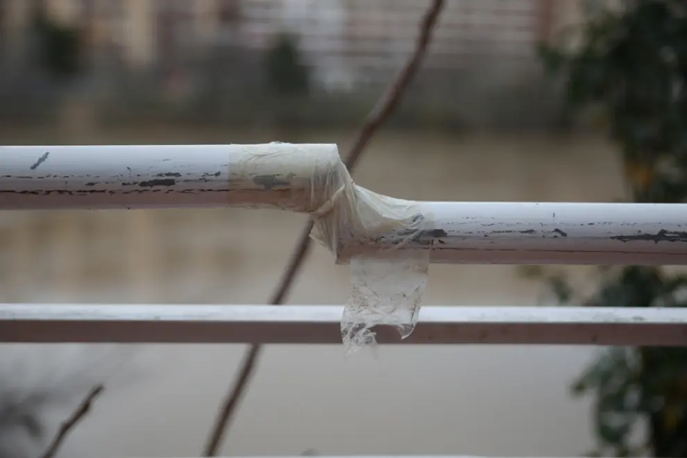 Barandilla rota "arreglada" con cinta adhesiva en la Ribera del Ebro