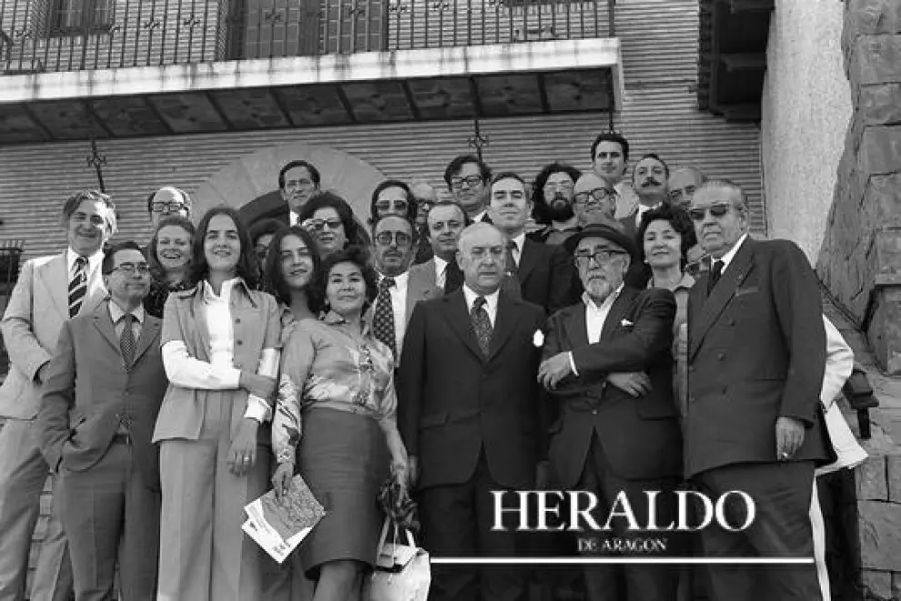 El 17 de enero de 1982 fallece el escritor aragonés Ramón J. Sender. En La fotografía le vemos posando junto a varios redactores de HERALDO DE ARAGÓN, en una comida homenaje ofrecida en el restaurante El Cachirulo el 3 de junio de 1974, para celebrar su regreso a Zaragoza tras casi cuarenta años de exilio.