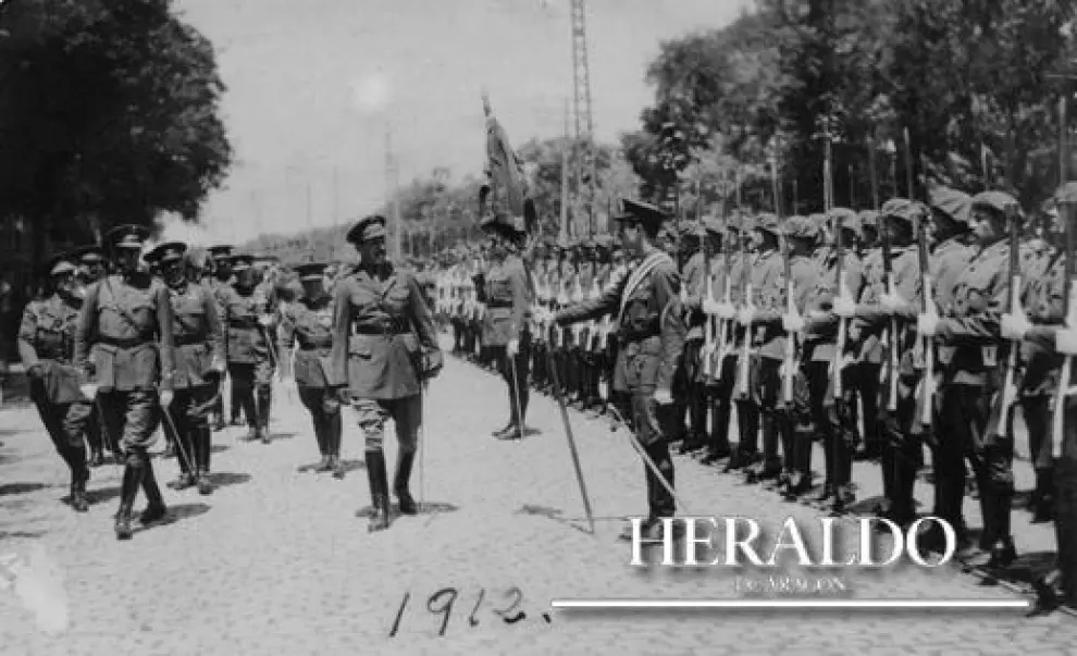 El 30 de enero de 1940 se reabre la Academia General Militar en Zaragoza tras su cierre en 1931, con la II República. La fotografía, de la segunda época de la Academia, muestra al rey Alfonso XIII pasando revista a los cadetes en 1912