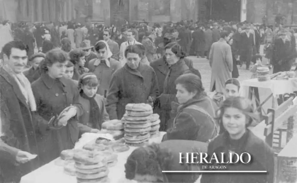 Celebración del día de San Valero en 1953. Venta de roscones en la plaza de La Seo