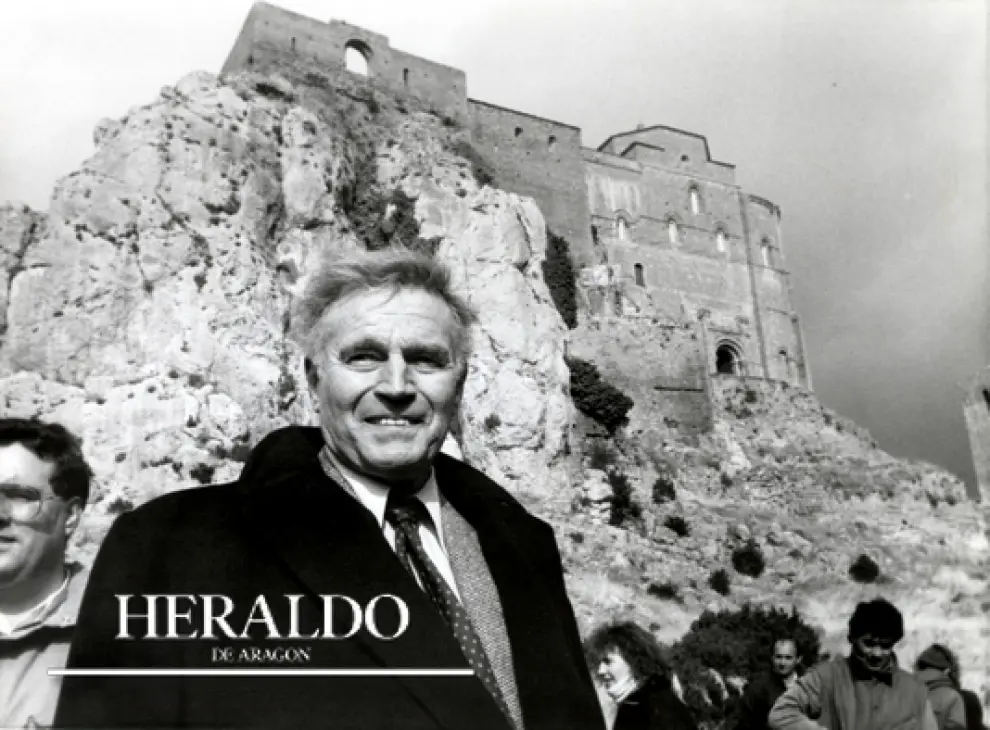 En febrero de 1989 el actor Charlton Heston viaja a Aragón para rodar la serie británica 'Historia de la ópera'. En la foto, el actor frente al castillo de Loarre