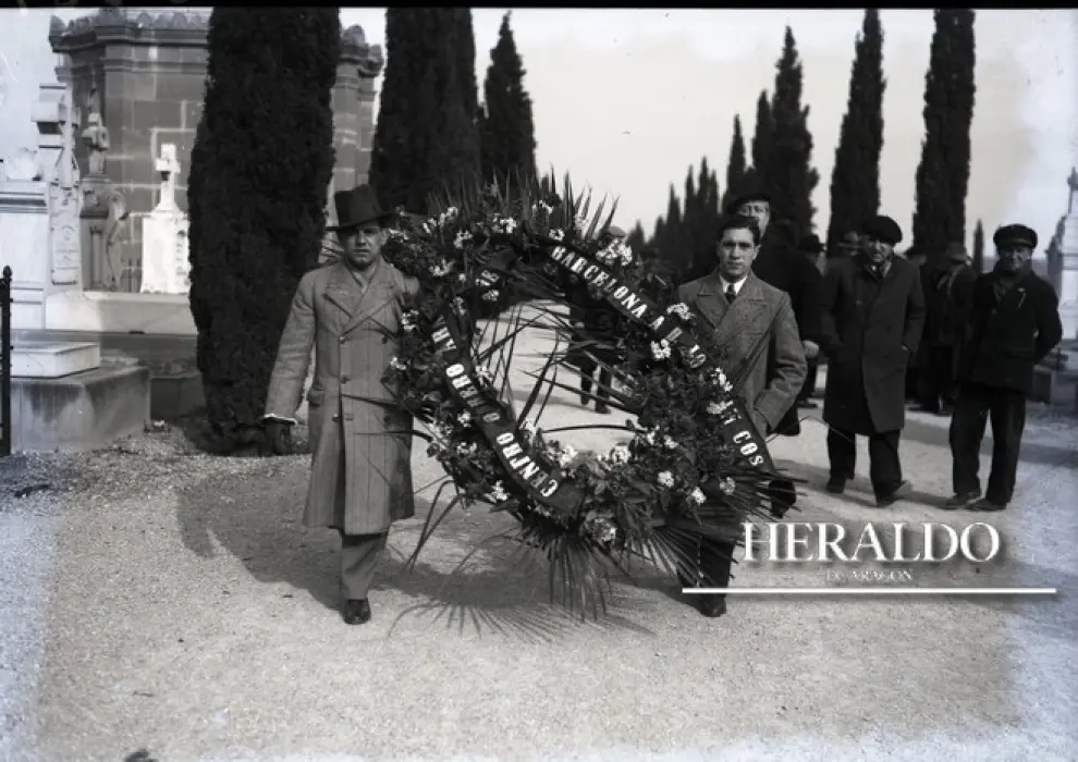 Hoy, 8 de febrero, se cumplen 105 años de la muerte de Joaquín Costa. En la foto podemos ver un homenaje realizado en el aniversario de su muerte en el cementerio de Torrero, en la década de los años veinte