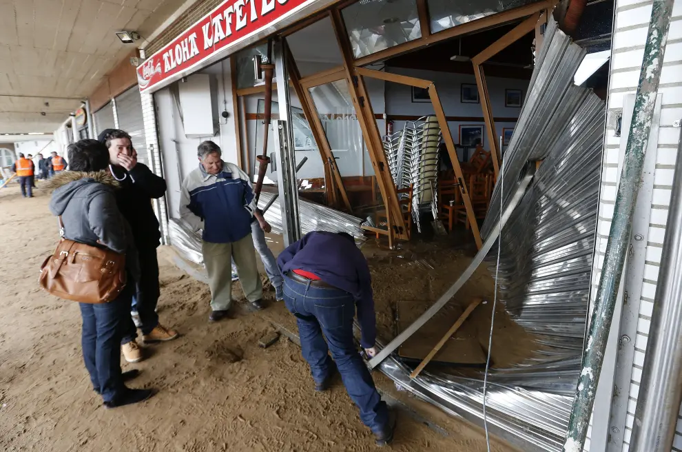 Trabajadores de una cafetería de Zarautz observan su estado tras el temporal