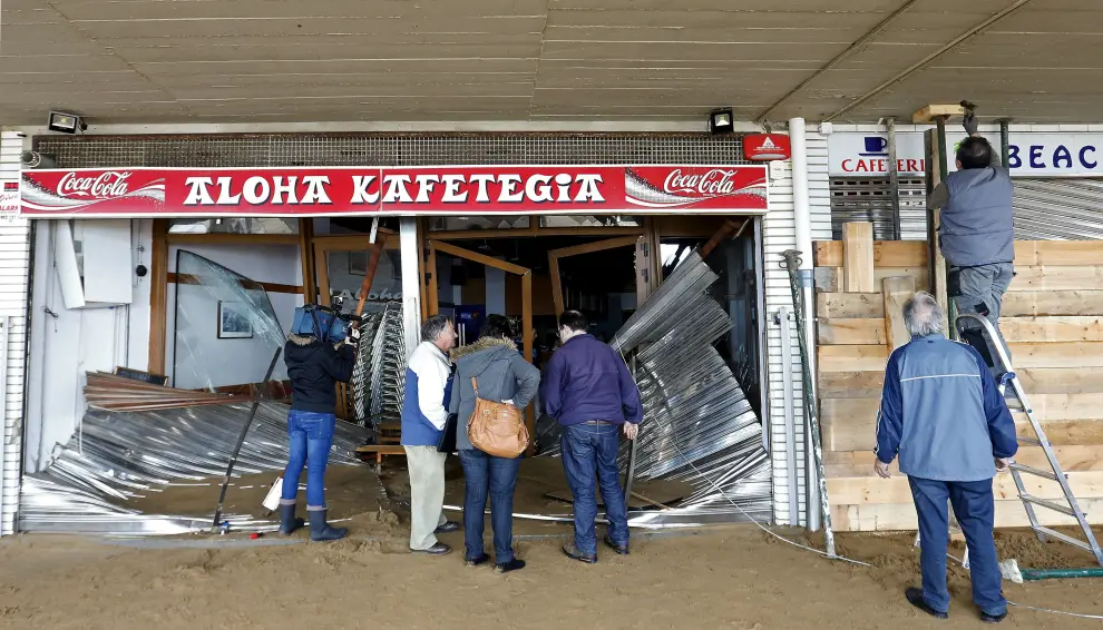 Trabajadores de una cafetería de Zarautz observan su estado tras el temporal