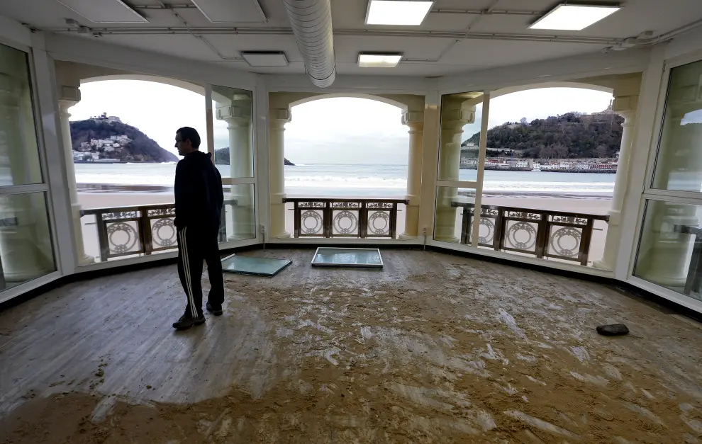 Estado de las instalaciones del Club de Atlético de San Sebastián, donde los ventanales han sido arrancados por el azote de la marea