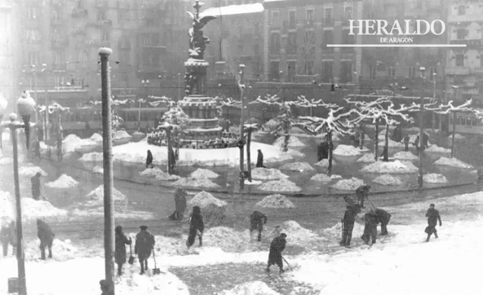 En febrero de 1944 cayó una gran nevada en Zaragoza. En la foto, los ciudadanos intentan despejar la plaza de España de nieve