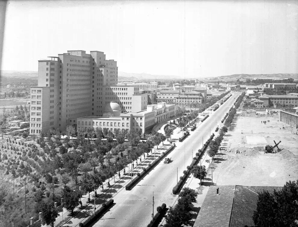 La Casa Grande, el actual Hospital Miguel Servet, poco después de su apertura, hacia 1955-1956. Heraldo