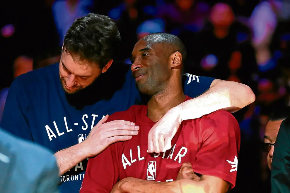 Pau Gasol abraza cariñosamente a Kobe Bryant en el homenaje que se le rindió al segundo en los preámbulos del All Star.