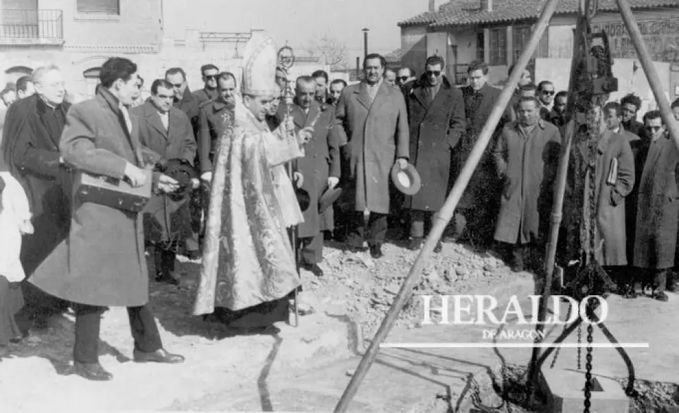 El Arzobispo de Zaragoza, doctor Morcillo, revestido de pontifical y en presencia de nuestras primeras autoridades, bendice la primera piedra de uno de los grupos de viviendas del Plan Sindical 1955-56.