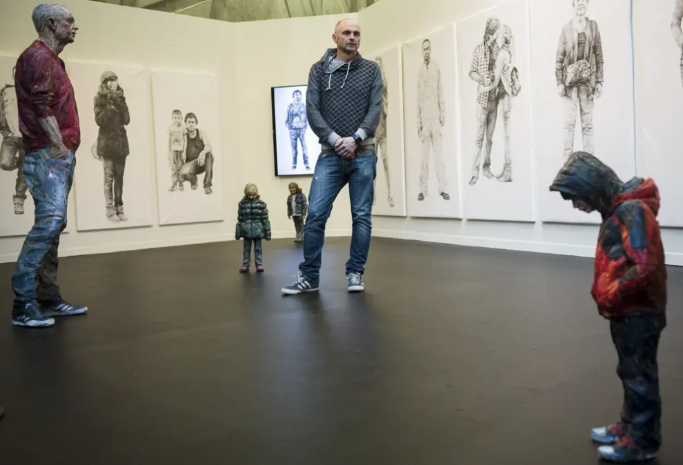 Steve Gibson, en la foto, expone en el Centro de Historias, su proyecto Los 300 de Las Armas.