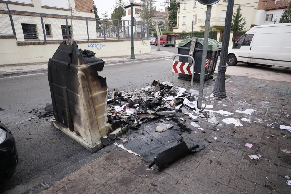 Arden varios contenedores en Teruel