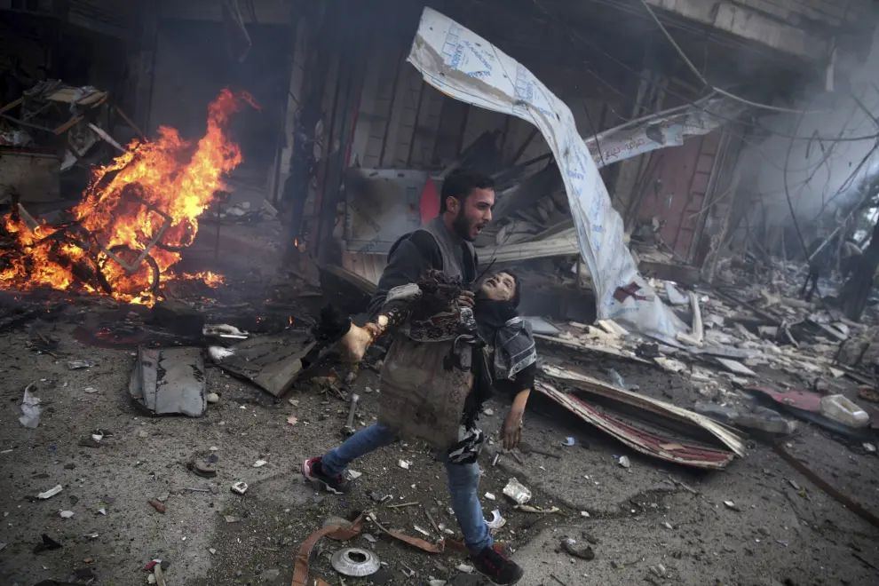 Fotografía de la serie ganadora del segundo premio de la categoría de temas de actualidad de la 59 edición del World Press Photo, tomada por el fotógrafo Abd Doumany. La fotografía muestra a un hombre sirio portando el cuerpo sin vida de un niño asesinado durante los bombardeos efectuados en la ciudad de Douma