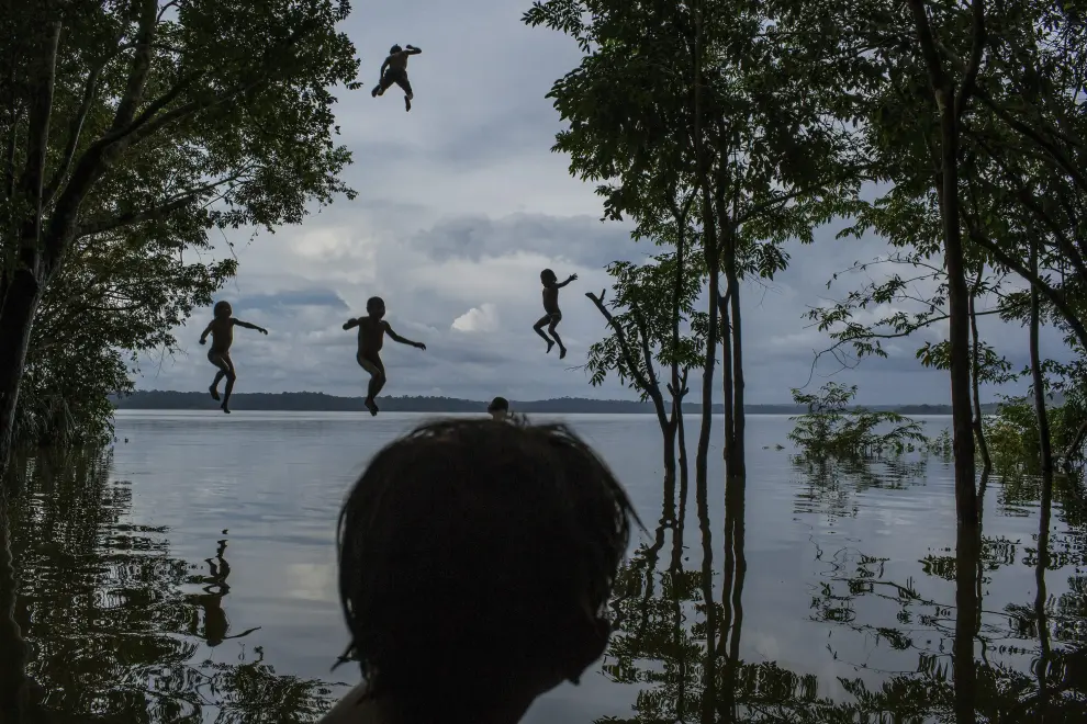 Ganadora del segundo premio de la categoría individual de vida cotidiana de la 59 edición del World Press Photo, tomada por el fotógrafo del New York Times, el brasileño Mauricio Lima. La fotografía muestra a un grupo de niños de la tribu Munduruku jugando en el río Tapajos en Itaituba (Brasil)