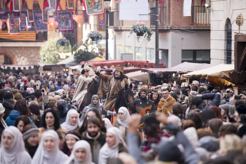 El público asistente a las Bodas de Isabel de Segura, llena las calles y plazas de Teruel.