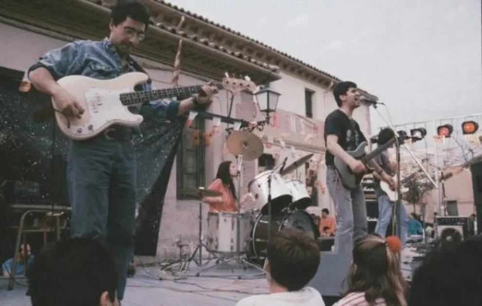 Amaral grabó en 1990 el disco Bandera Blanca, y ese año dieron conciertos, uno de ellos junto a La Ley en Cabañas de Ebro. Foto: Aragón Musical