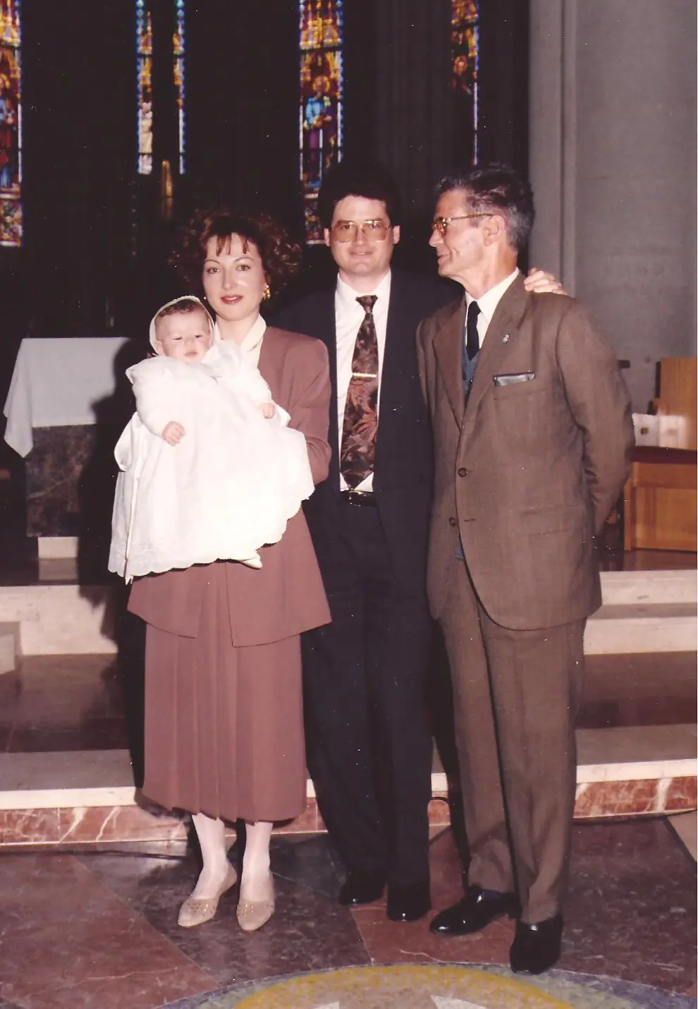 Los orígenes oscenses de Miss Mundo, Mireia Lalaguna. Foto del bautizo de Mireia con sus padres, Encarna y José Luis, y su abuelo Benigno