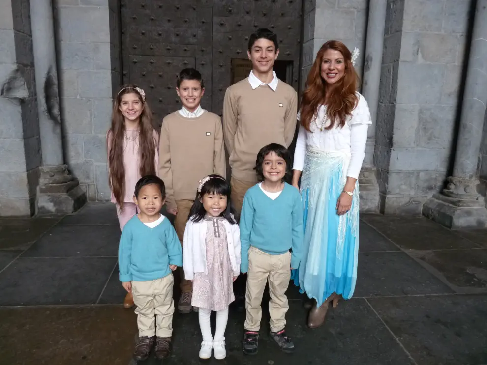 Jessica Duarte, con sus seis hijos ante la catedral de Jaca.