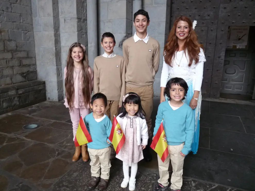 Jessica Duarte, con sus seis hijos ante la catedral de Jaca.