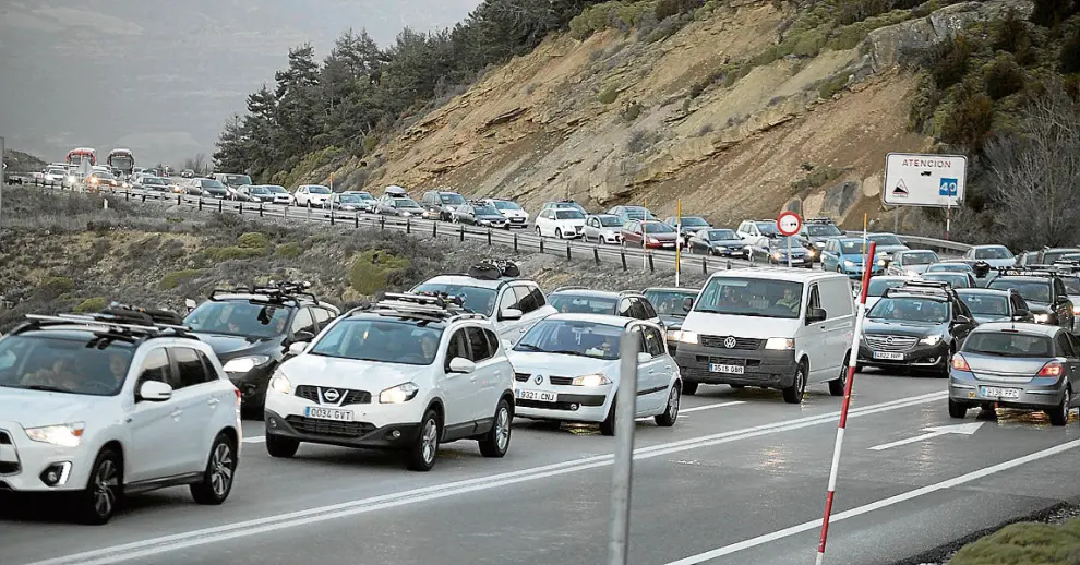 La circulación fue muy lenta durante unos dos kilómetros en la subida al puerto  de Monrepós (N-330) en sentido Huesca, donde los conductores se veían obligados a parar y a arrancar continuamente. Rafael Gobantes