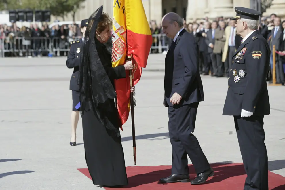 Pilar de Yarza entrega la bandera de España a José Villar del Saz, jefe superior de Policía, en presencia del ministro del Interior, Jorge Fernández Díaz.