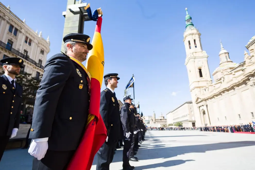 Acto de entrega de la bandera de España a la Jefatura Superior de Policía.
