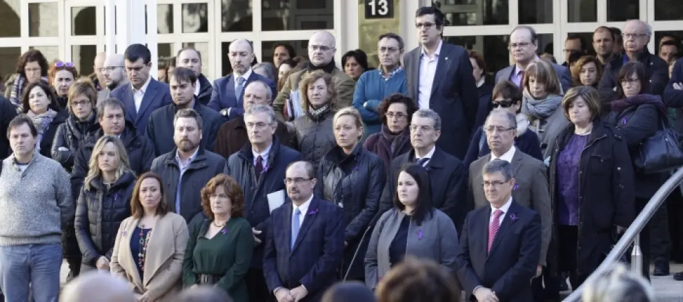 Minuto de silencio por la mujer asesinada ayer en Zaragoza