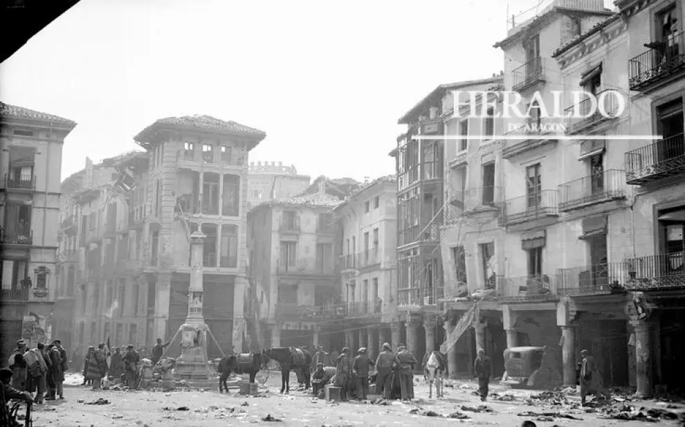 Se cumplen 78 años de la toma de Teruel por parte de las tropas de Franco convirtiéndose en uno de los combates más cruentos de la guerra civil. En la imagen, la plaza del Torico tras la batalla.
