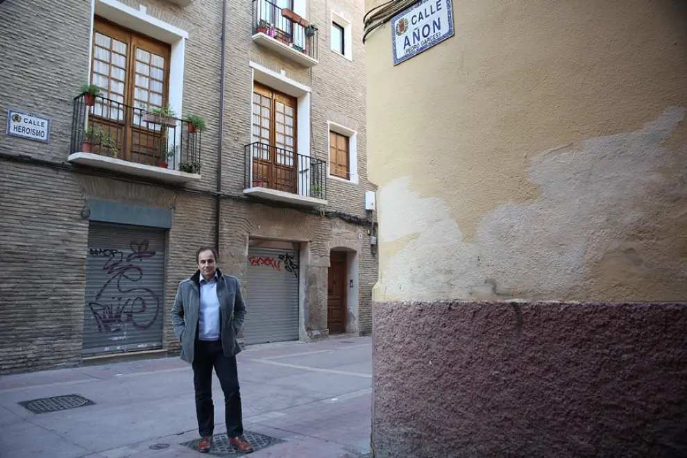 Albert Valentín, en su calle zaragozana, la de Añón