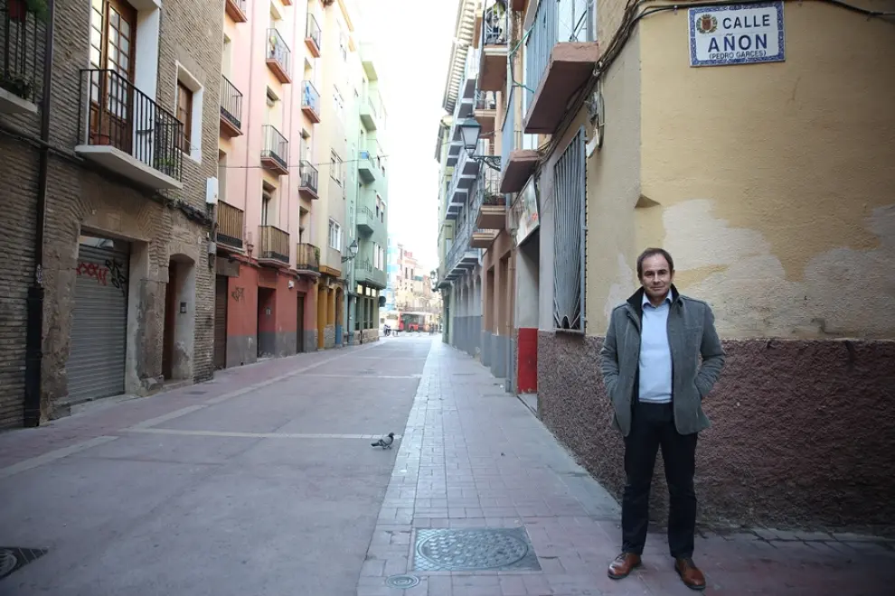 Albert Valentín, en su calle zaragozana, la de Añón