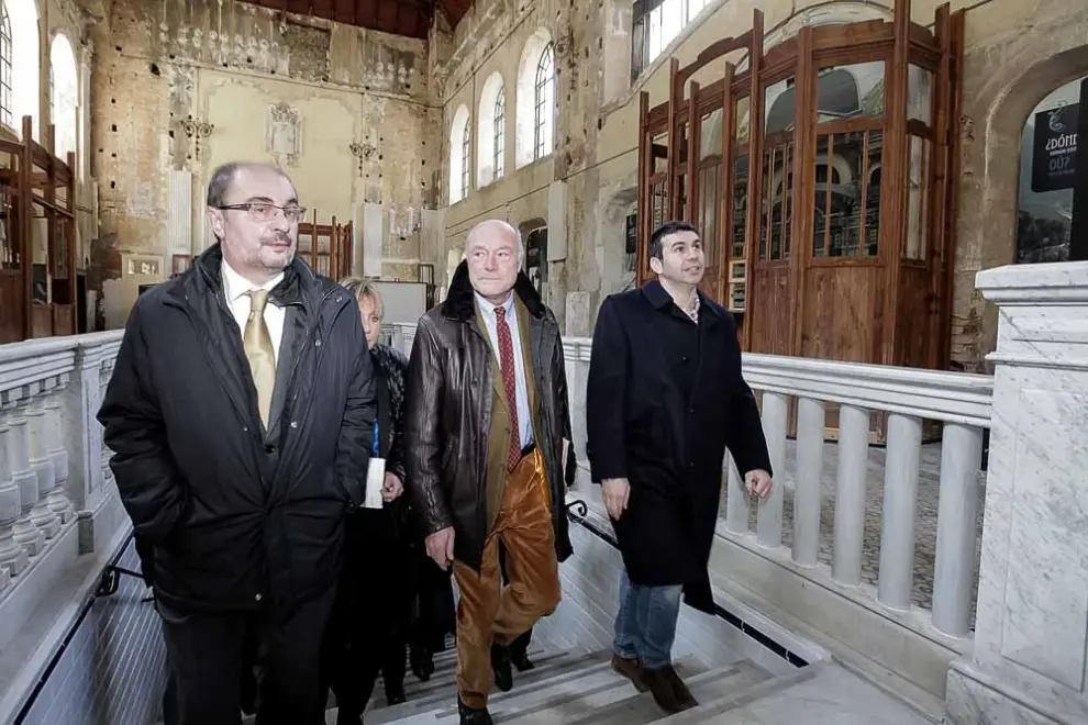 Los presidentes de Aragón, Javier Lambán, y de la Région Aquitaine, Alain Rousset, en la estación de Canfranc donde firmaron una declaración conjunta en favor del proyecto de circulación ferroviaria